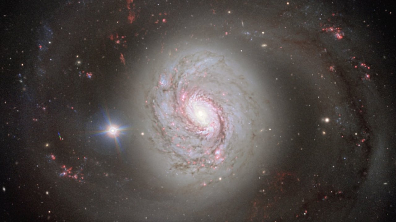 Teleskop zachytil galaxii Messier 77. Za jejm tpytem se ukrv niiv sla.