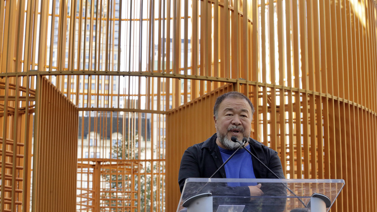 Na snímku pøed svým dílem Zlatá klec je Aj Wej-wej.