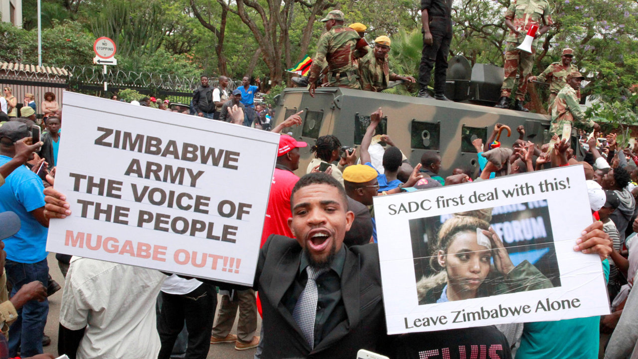 Lidé v Zimbabwe vyšli do ulic, aby podpořili plánované svržení prezidenta Mugabeho.