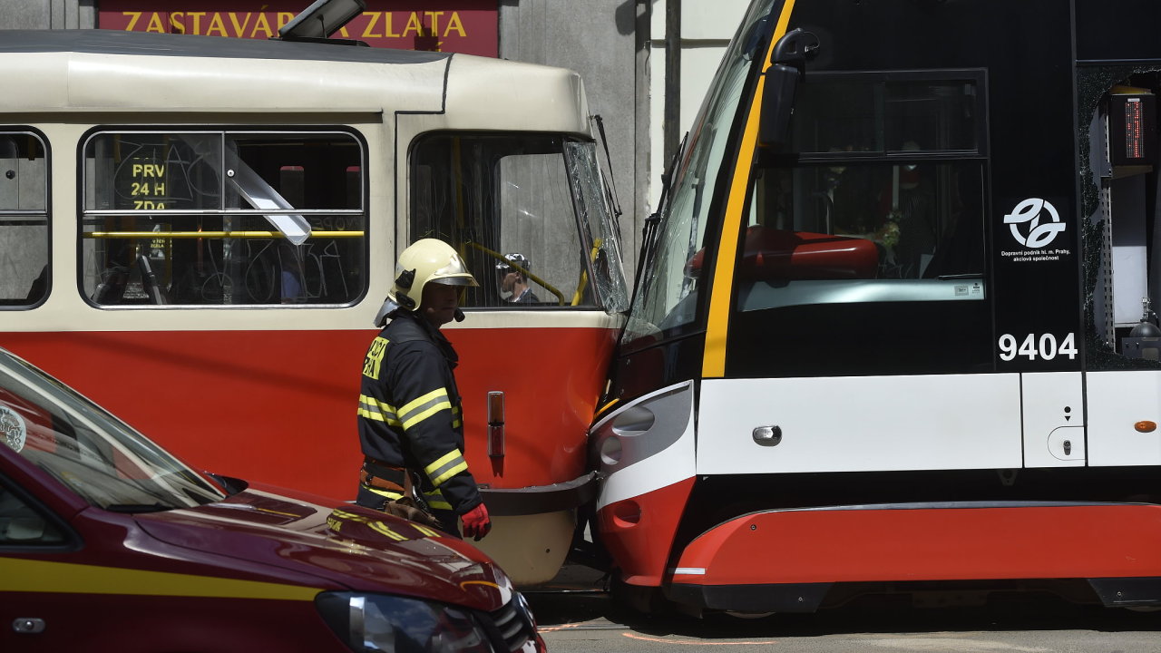 V Praze u Karlova nmst se srazily dv tramvaje.