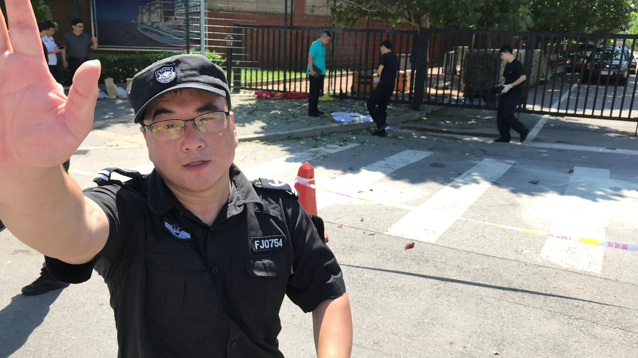 U americk ambasdy v Pekingu byl nahlen vbuch. Policie zadrela enu politou holavinou