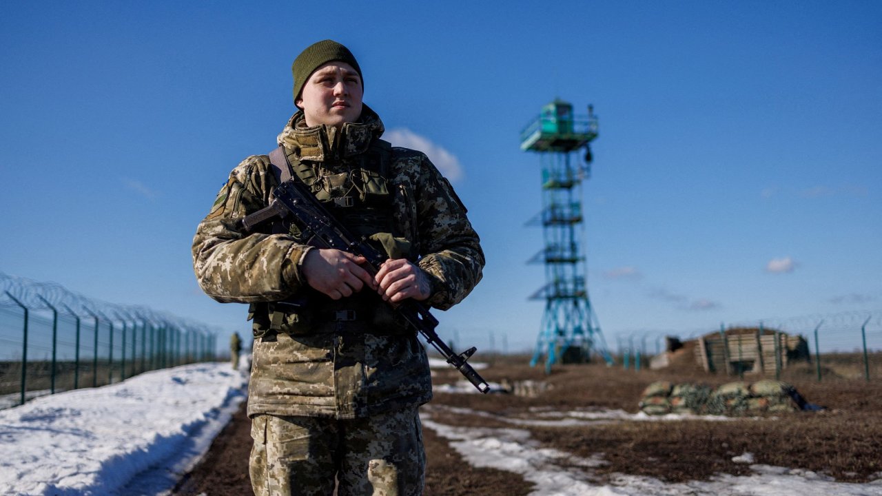 Pohranièník na rusko-ukrajinské hranici v Charkovské oblasti.