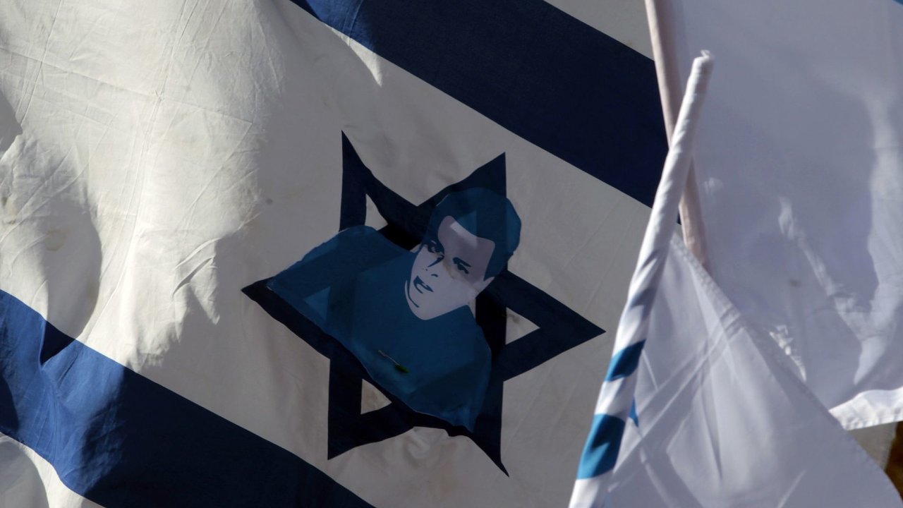 Izraelsk vlajka s portrtem vznnho vojka alita