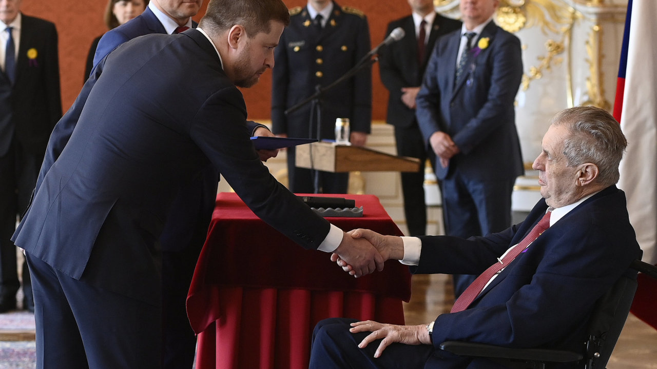 Miloš Zeman jmenoval novým guvernérem ÈNB Aleše Michla. Michl coby èlen souèasné bankovní rady odmítal zvyšování sazeb.