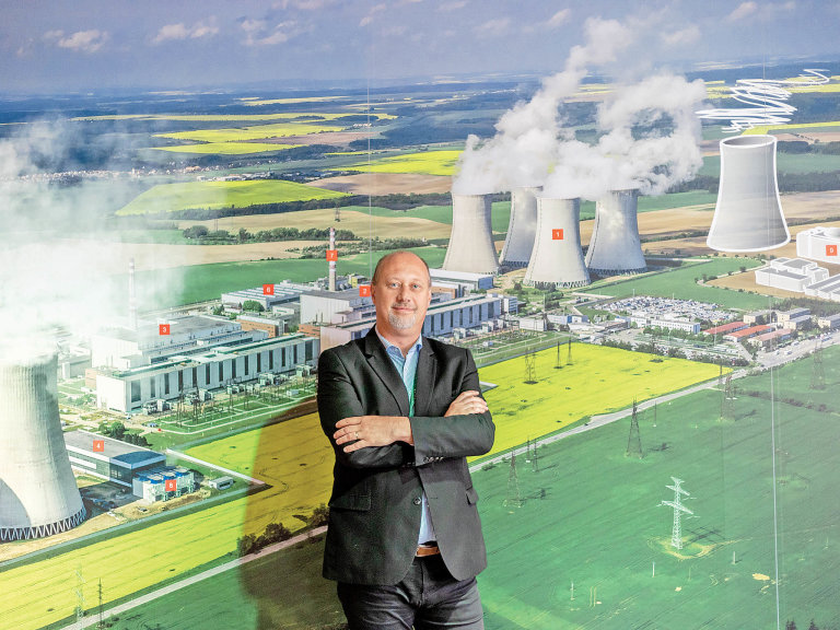 Øeditel elektrárny Dukovany Roman Havlín pøed schématem zobrazujícím stávající elektrárnu a její pøipravované rozšíøení.
