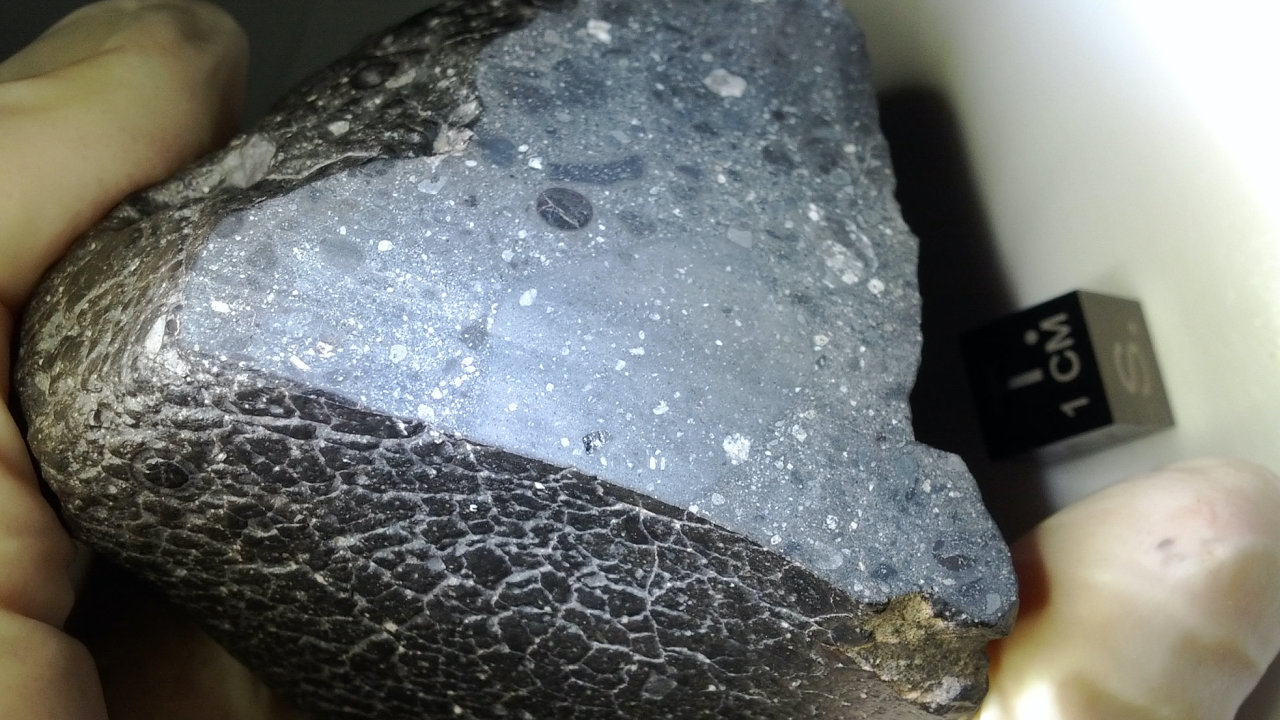 320 gramù velký meteorit Èerná kráska pocházející z Marsu obsahuje také stopy tamní vody.