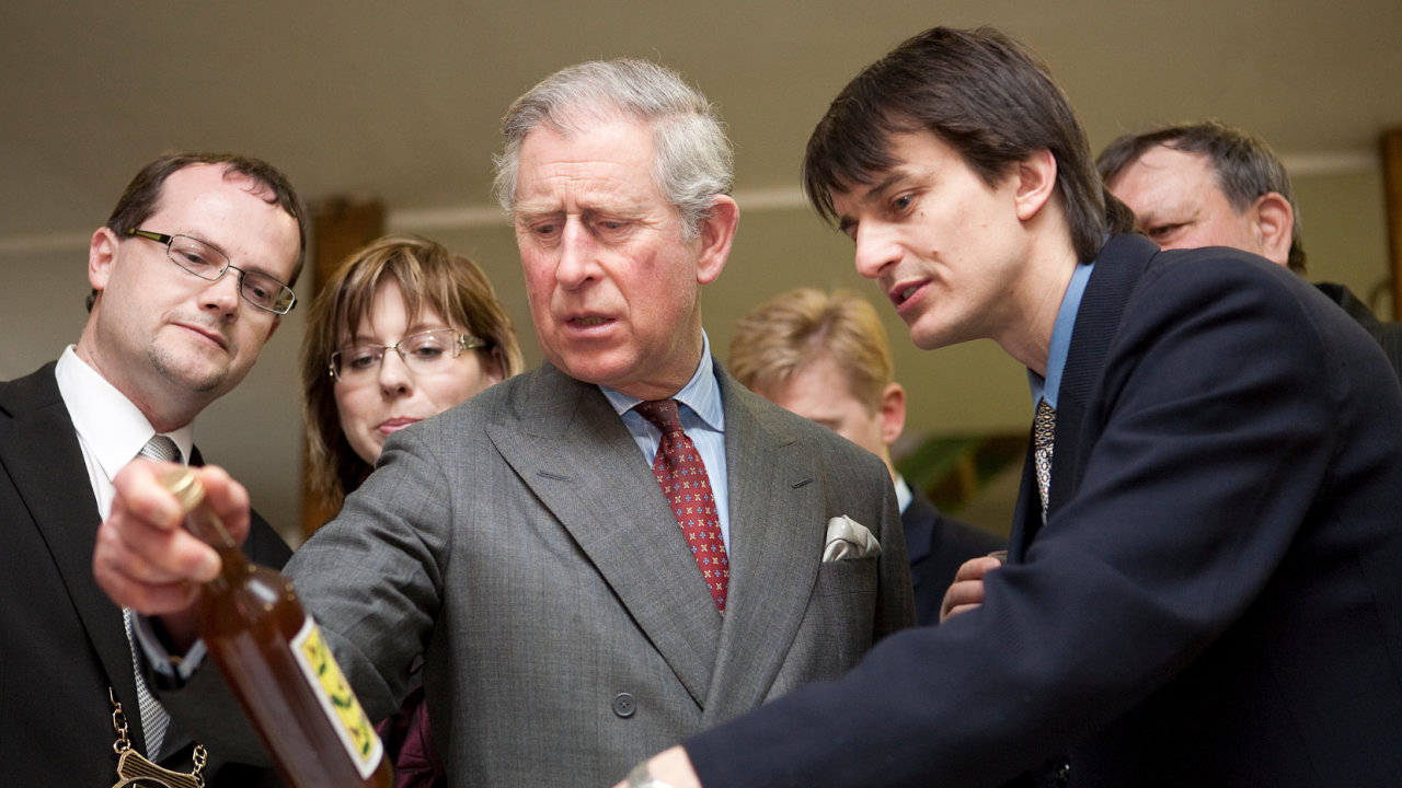 Král Karel III. (tehdejší princ Charles) v bøeznu 2010 pøi návštìvì Hostìtína. Zdejší Hostìtínskou moštárnou ho provázel jednatel moštárny Radim Machù (vpravo) se starostou Robertem Janotou (vlevo).