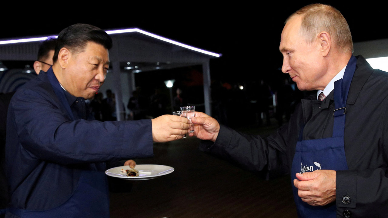 Èínský prezident Si �in-pching a jeho ruský kolega Vladimir Putin pøi setkání ve Vladivostoku v roce 2019