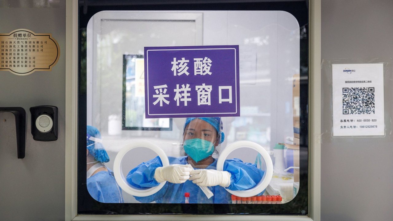 V Èínì platí politika nulové tolerance, kdy tamní hygienici zasahují proti všem ohniskùm nákazy. Na snímku testovací centrum v Pekingu