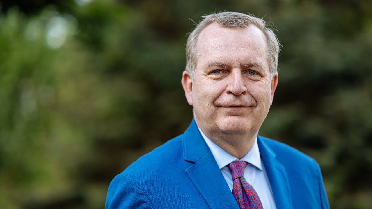 Bývalý rektor Univerzity Karlovy odevzdal hlasy potøebné pro prezidentskou kandidaturu už 14. øíjna. Polovinu podpisù má od konèících senátorù