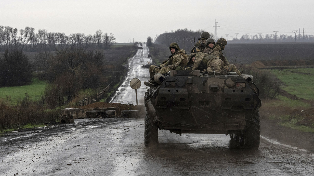 Ukrajinští vojáci, frontová pozice u Vuhledaru, Ukrajina
