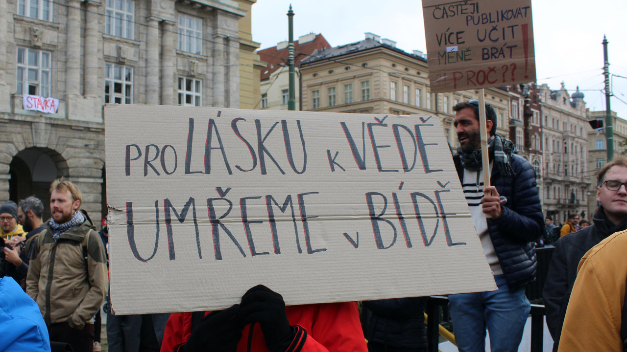 Protestn demonstrace student a pedagog eskch vysokch kol 17.10.2023 ped Rudolfinem na Palachov nmst v Praze. Akademici protestovali proti nzkm mzdm na vysokch kolch.