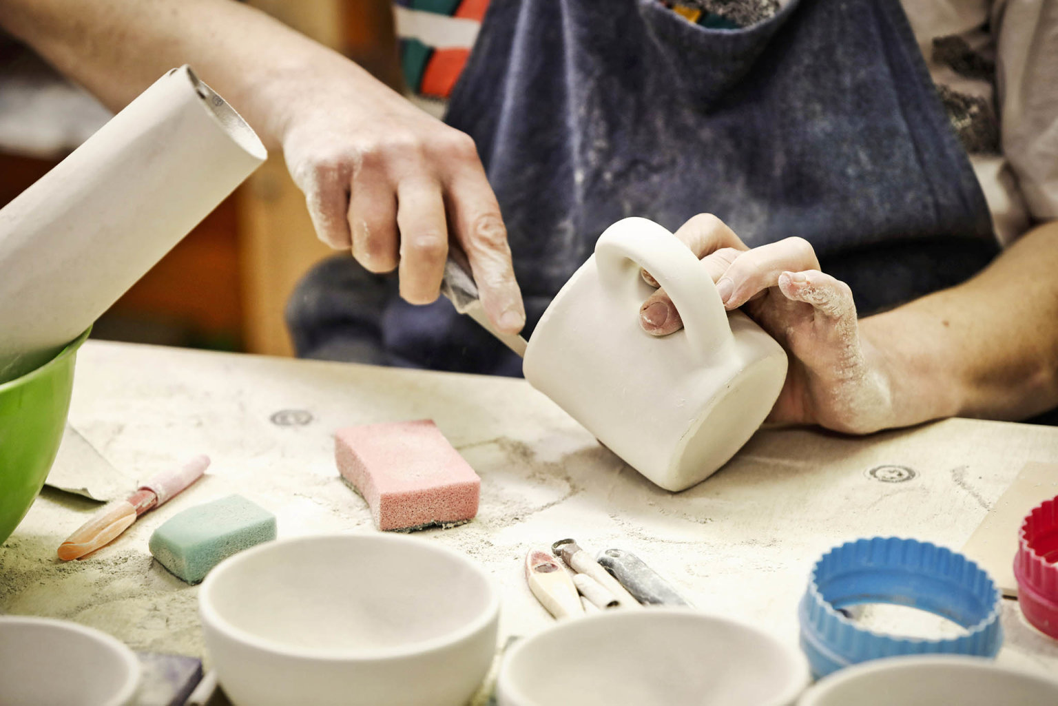 V keramické dílnì vznikají užitkové dárkové pøedmìty, jako jsou džbánky, misky, kvìtináèe nebo formy na bábovky.
