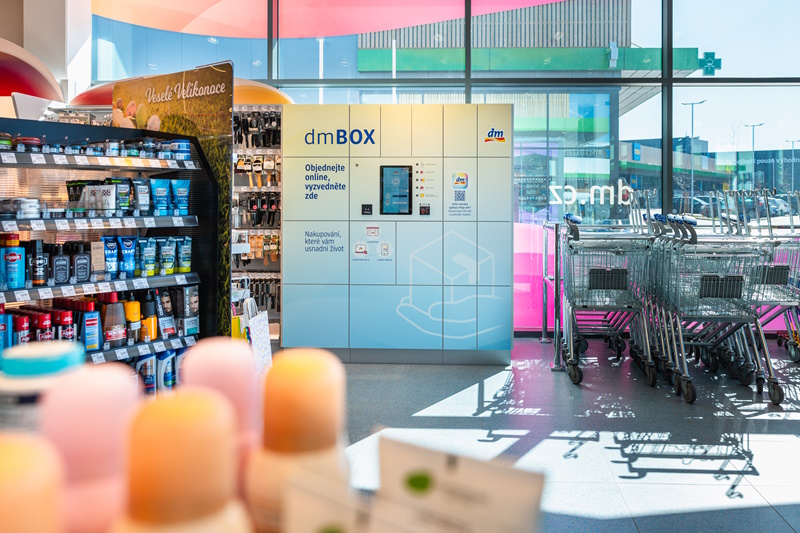 V prvních prodejnách dm byly instalovány dm boxy, které slouží k vyzvednutí zboží objednaného online. (Foto: Komerční prezentace) V prvních prodejnách dm byly instalovány dm boxy, které slouží k vyzvednutí zboží objednaného online.