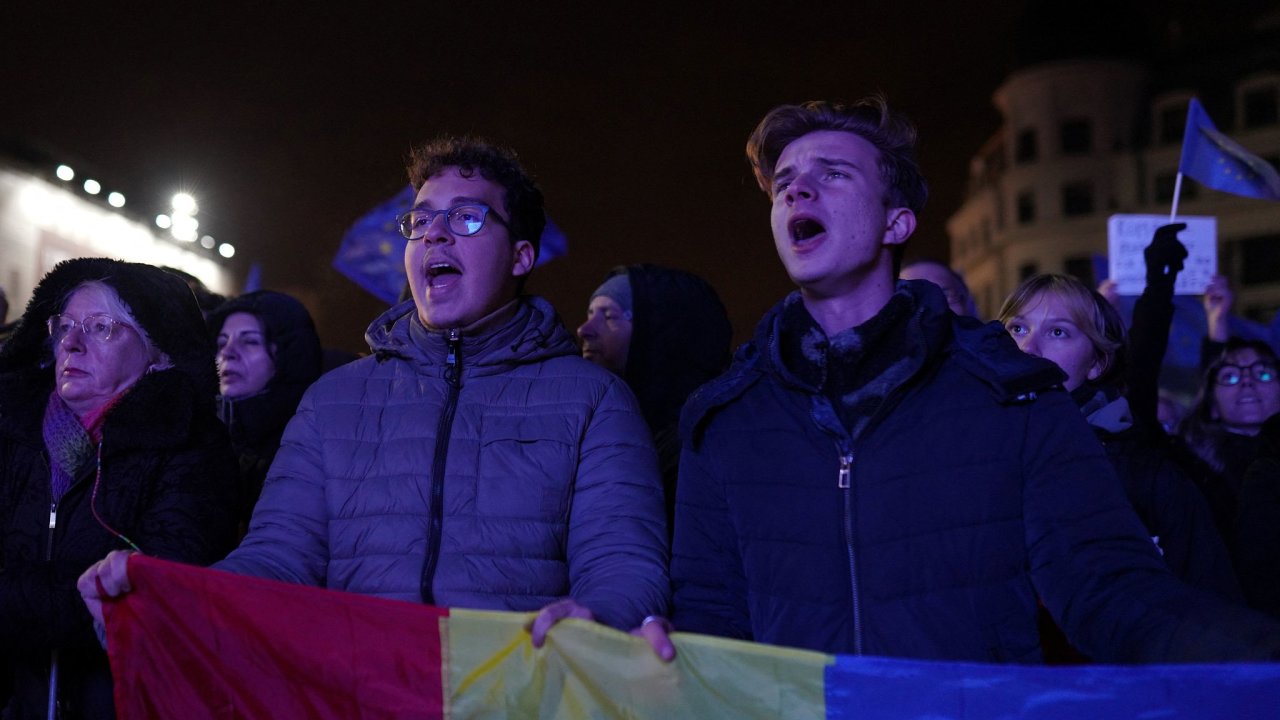 Mnoz Rumuni v minulch dnech protestovali proti obratu ke krajn pravici a odklonu od Evropy. Foto z demonstrace v Bukureti.