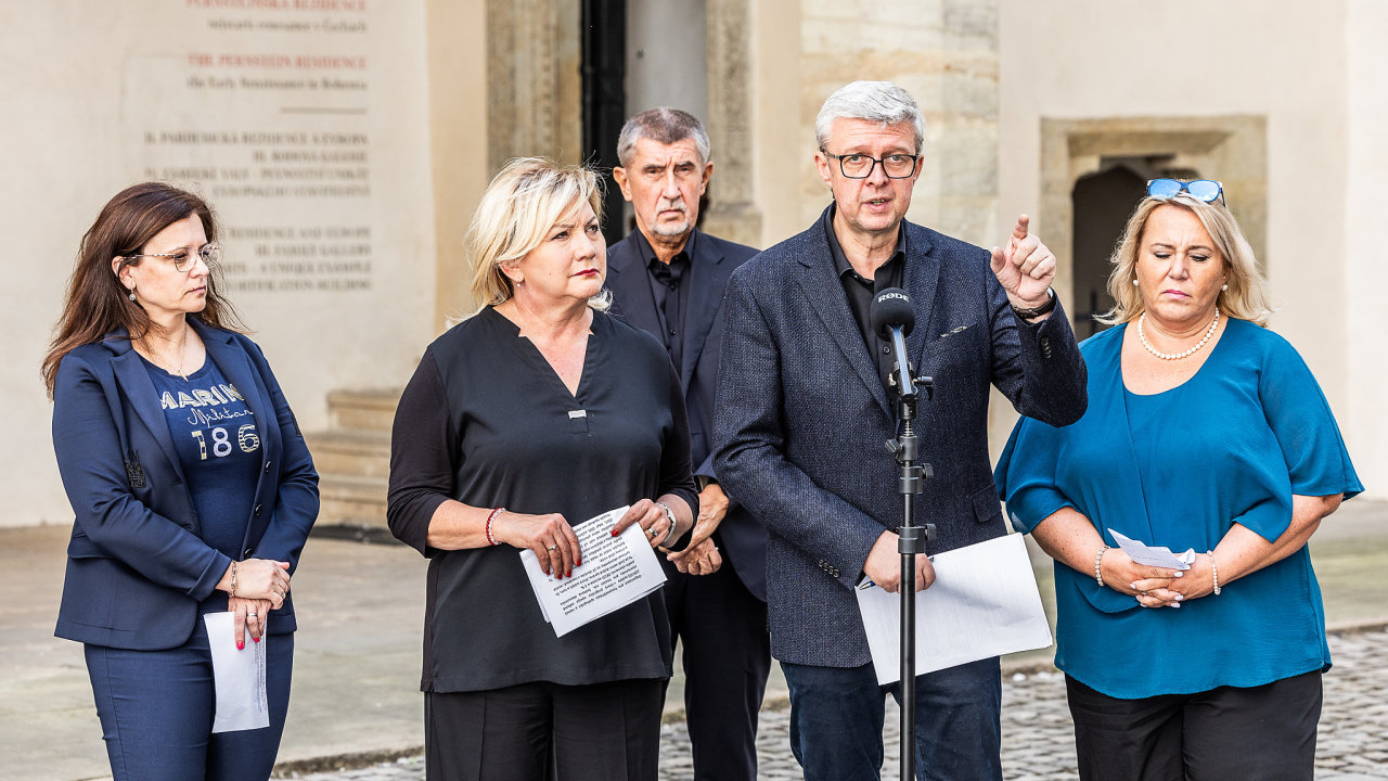 Stnov vlda hnut ANO v Pardubicich na Zmku. Na snimku Klra Dostlov , Jaroslava Pokorn Jermanov, Alena Schillerov, Andrej Babi, Karel Havlek