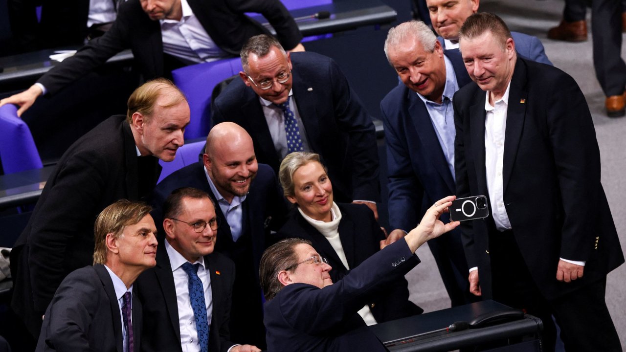 Poslanci AfD slav pijet vzvy k psn migran politice.