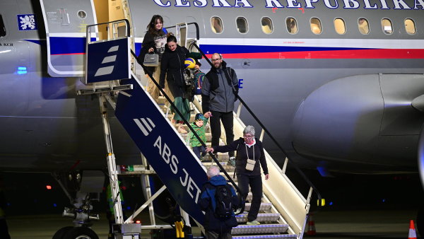 Návraty Čechů z Blízkého východu: komunikační chaos i otočky Macinky. Největší přetlak je teď v Ománu