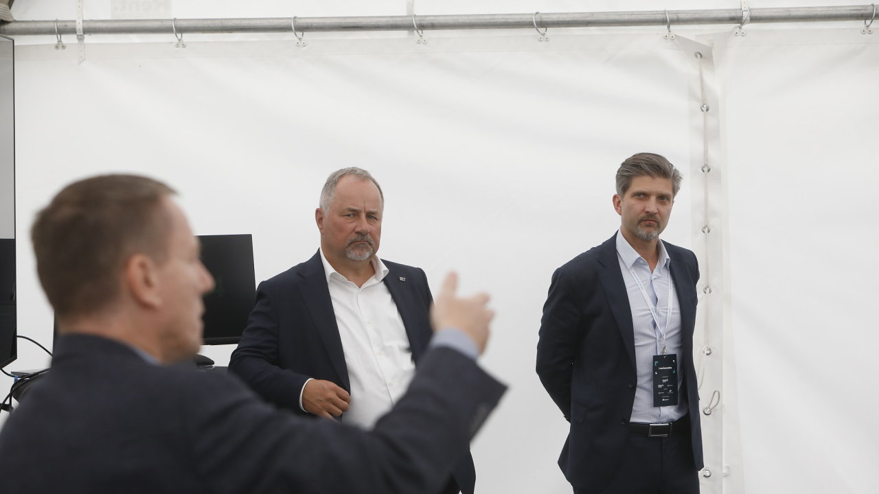 Diskuse o investic�ch a penzijn�m syst�mu se dotkla tak� t�matu poplatk�. Na fotce zprava Tom� Hochmeister, uprost�ed Tom� Salomon a vlevo Petr Borkovec.