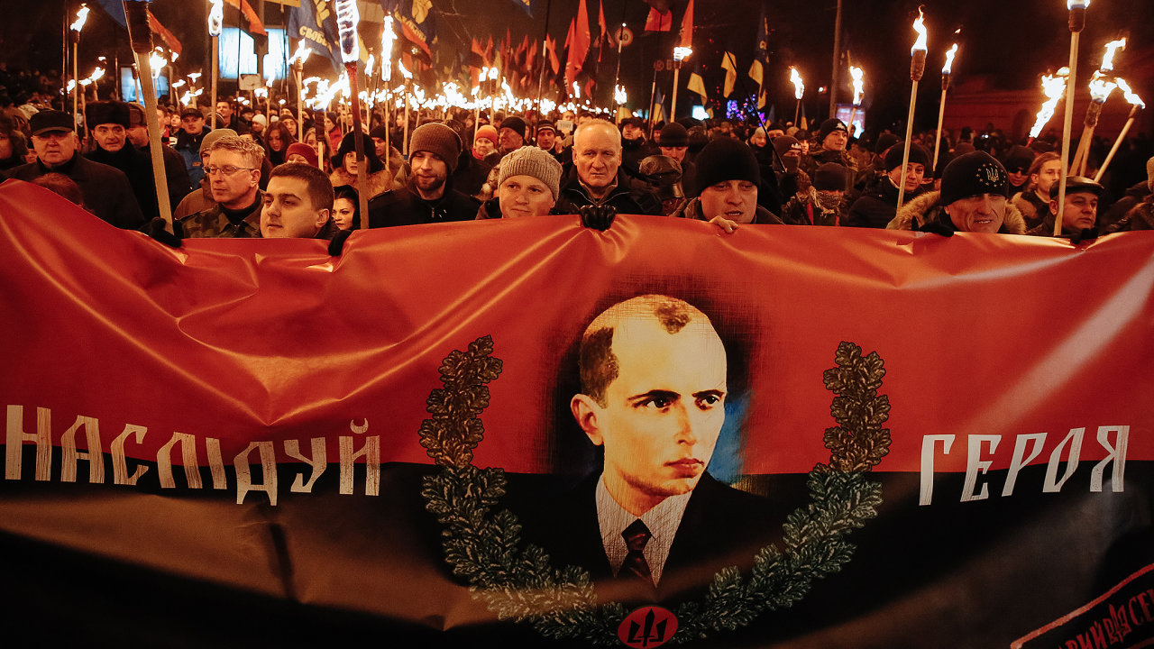P��znivci ukrajinsk�ch nacionalistick�ch stran Svoboda a Prav� sektor nesou...