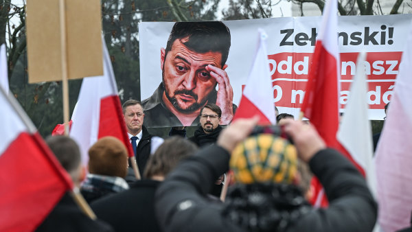 �lenov� a p��znivci krajn� pravicov� koalice Konfederace svobody b�hem...