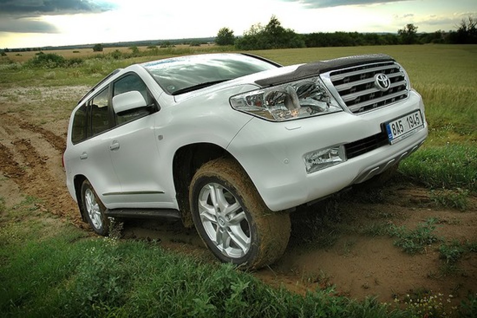 957449828_toyota_land_cruiser_11_550x367_.jpg