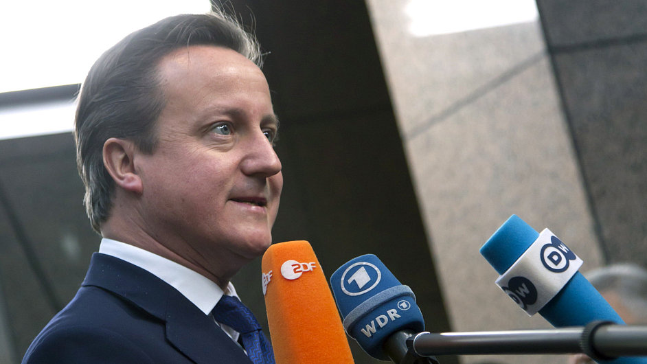 Britsk premir David Cameron dv rozhovory novinm v Bruselu.