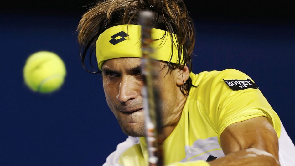 Pt tenista svta David Ferrer s logem svho sponzora na rameni