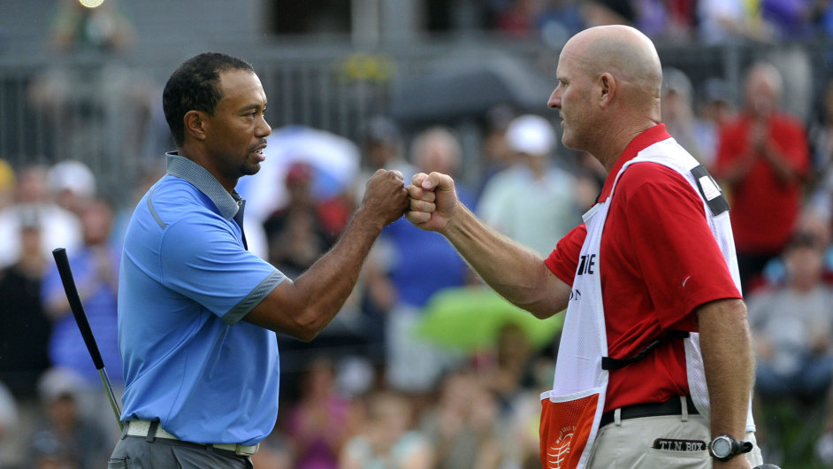 Tiger Woods (vlevo) s caddiem Joem LaCavou