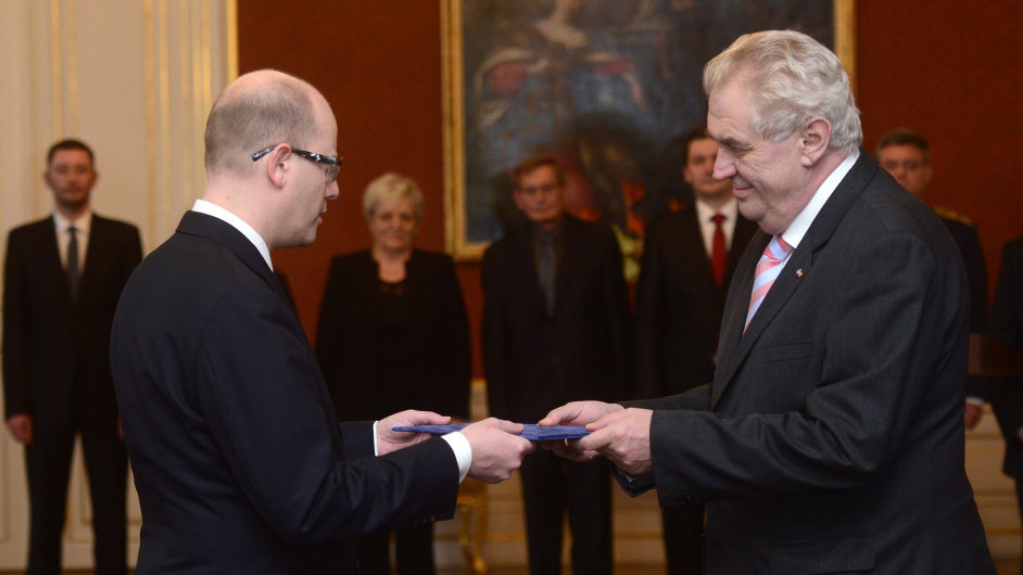 Prezident Milo Zeman jmenoval Bohuslava Sobotku premirem.