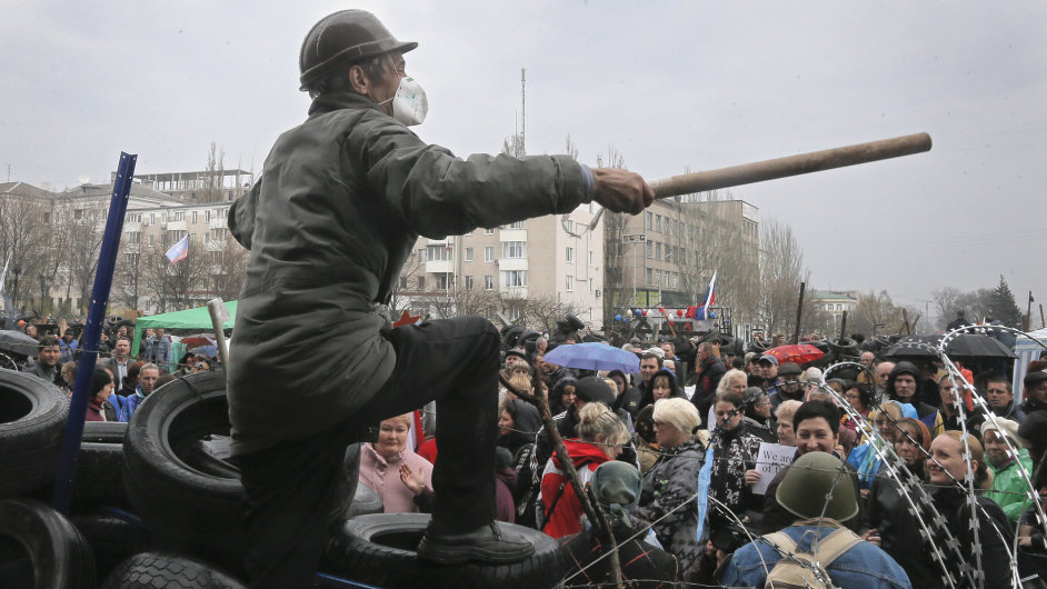 Prorusk aktivista hovo k demonstrantm na barikd v Doncku na vchod Ukrajiny.