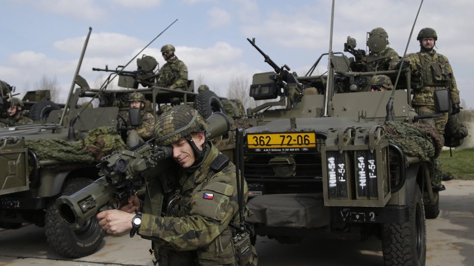 Napøíklad i vojáci z chrudimského 43. výsadkového praporu jsou vyèlenìni pro Síly velmi rychlé reakce NATO.