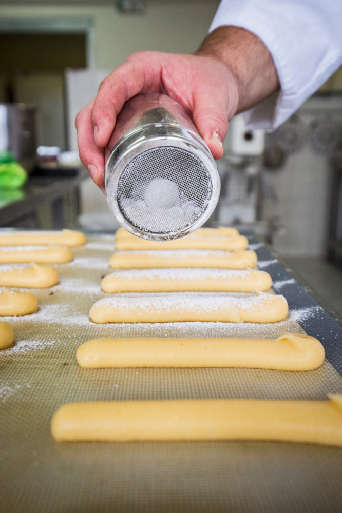 Éclairs Éclairs se před pečením posypeme moučkovým cukrem.