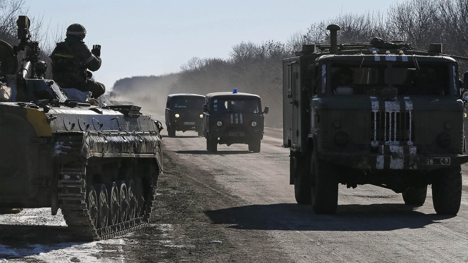 Ukrajinsk jednotky ostelovaly obec z tank a minomet - Ilustran foto.