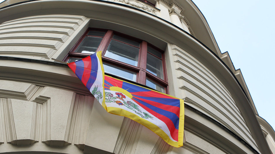 Vlajka Tibetu zavlla na adech, ve kolch i galerich po celm esku.