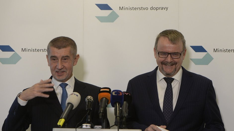 Premir Andrej Babi (vlevo) a ministr dopravy Dan ok.