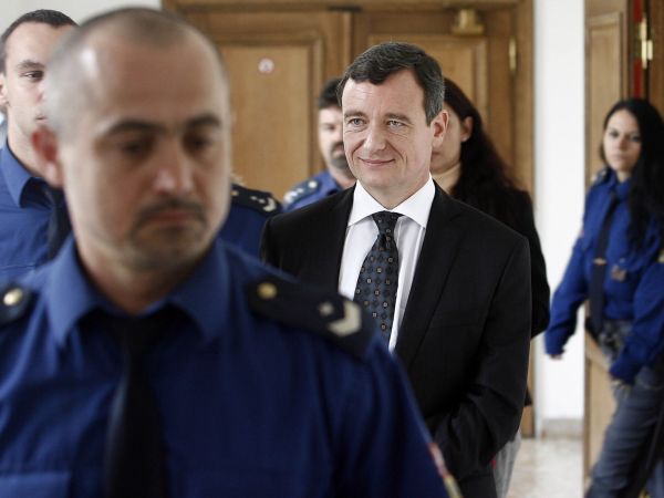 David Rath u&nbsp;soudu. Pokud Nejvy&scaron;&scaron;&iacute; soud &bdquo;odklepne&ldquo; rozhodnut&iacute; vrchn&iacute;ho soudu, dojde mo�n&aacute; v&nbsp;t&eacute;to kauze k&nbsp;z&aacute;sadn&iacute;mu obratu.