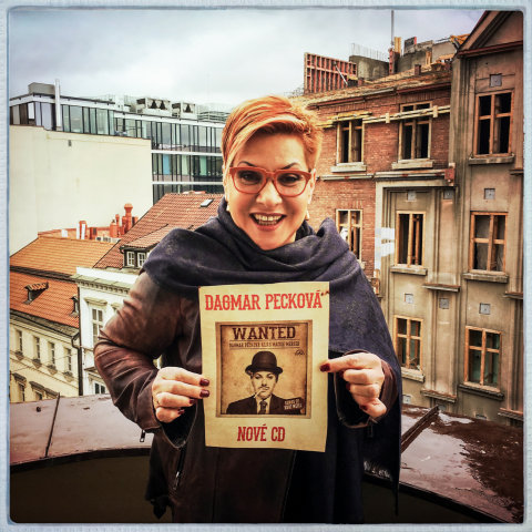 Mezzosopranistka Dagmar Pecková pózuje s plakátem na sérii představení Wanted.