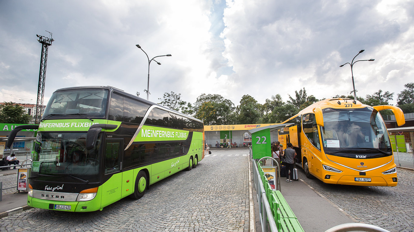 Autobusy spolenost FlixBus a RegioJet na autobusovm ndra Praha - Florenc.