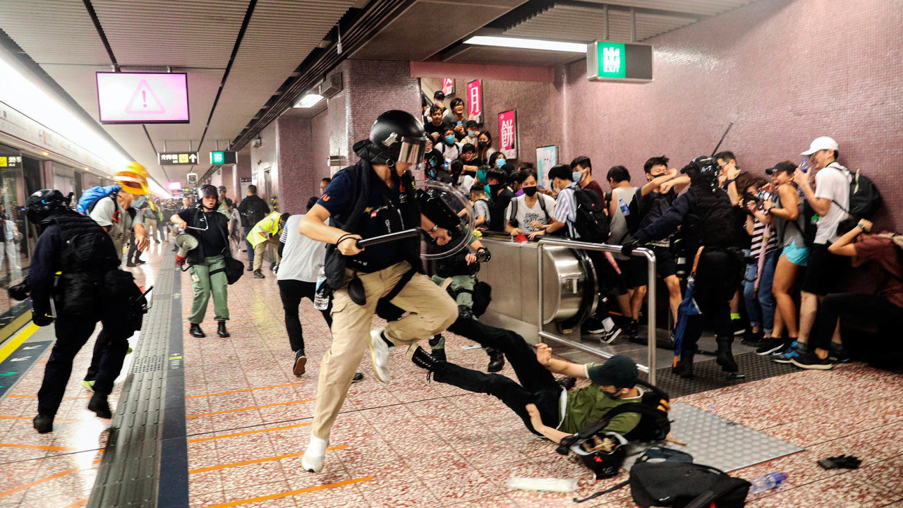 VHongkongu se vsobotu uskutenily nov protivldn protesty, kter msty perostly vnsiln potyky spolici.