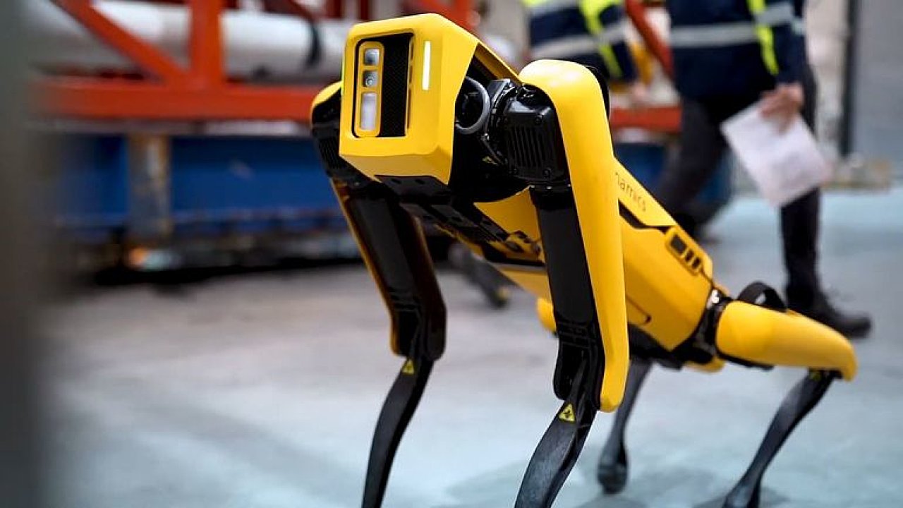 Robot získal pozici zaměstnance na ropné plošině.