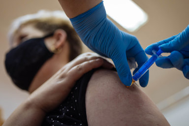 Delta versus vakcína: Ochrana proti nákaze touto mutací je po očkování 50 až 60 procent, uvádí nová studie