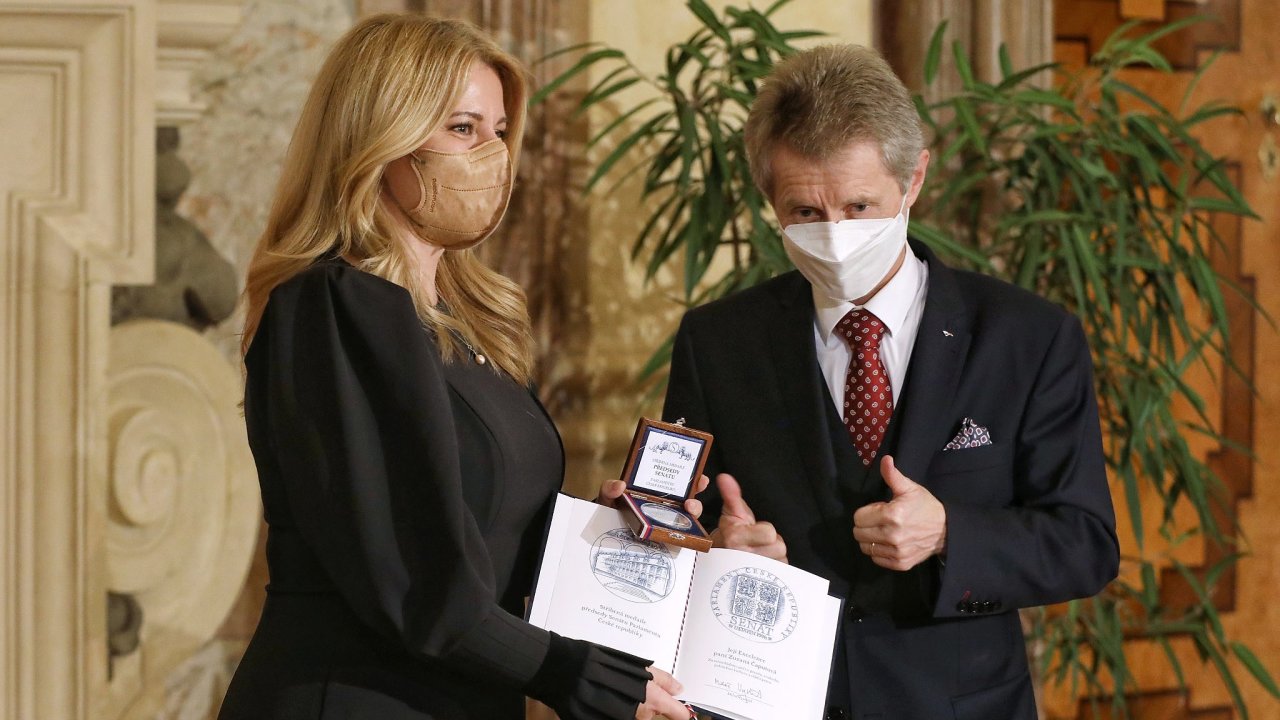 Zuzana Čaputová obdržela od Miloše Vystrčila Stříbrnou pamětní medaili Senátu.