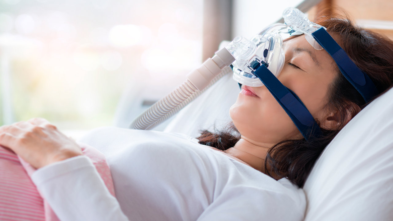 Pøístroj CPAP (Continuous Positive Airway Pressure) se bìžnì používá k léèbì spánkové apnoe a vytváøí pozitivní tlak kontinuálnì podávaný do dýchacích cest.