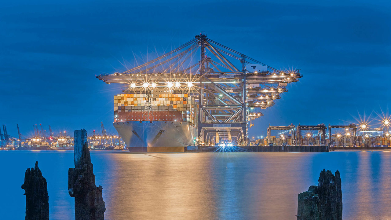 Kontejnerová loï Madison Maersk (s kapacitou 18 270 TEU) na cestì do antverpského pøístavu.