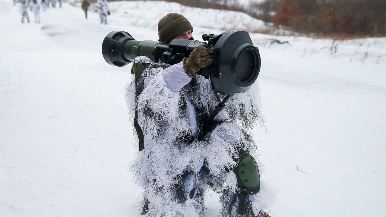 Vojk ukrajinsk armdy dr lehkou protitankovou zbra nov generace (NLAW), kterou Ukrajin dodala Velk Britnie.