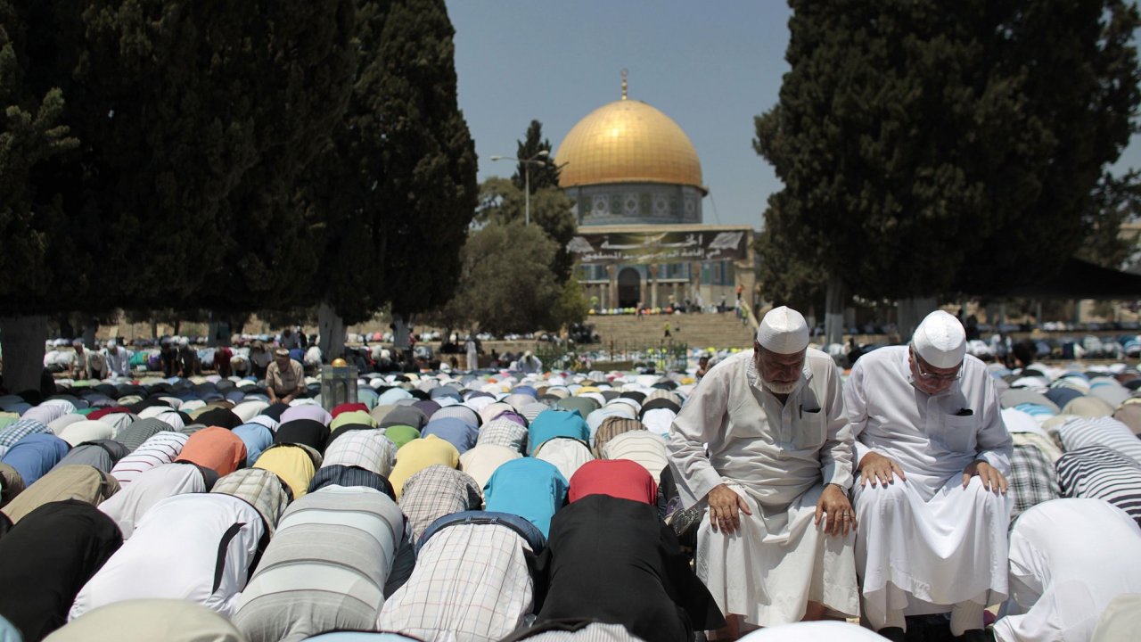 Palestinci pi modlitb, ilustran foto