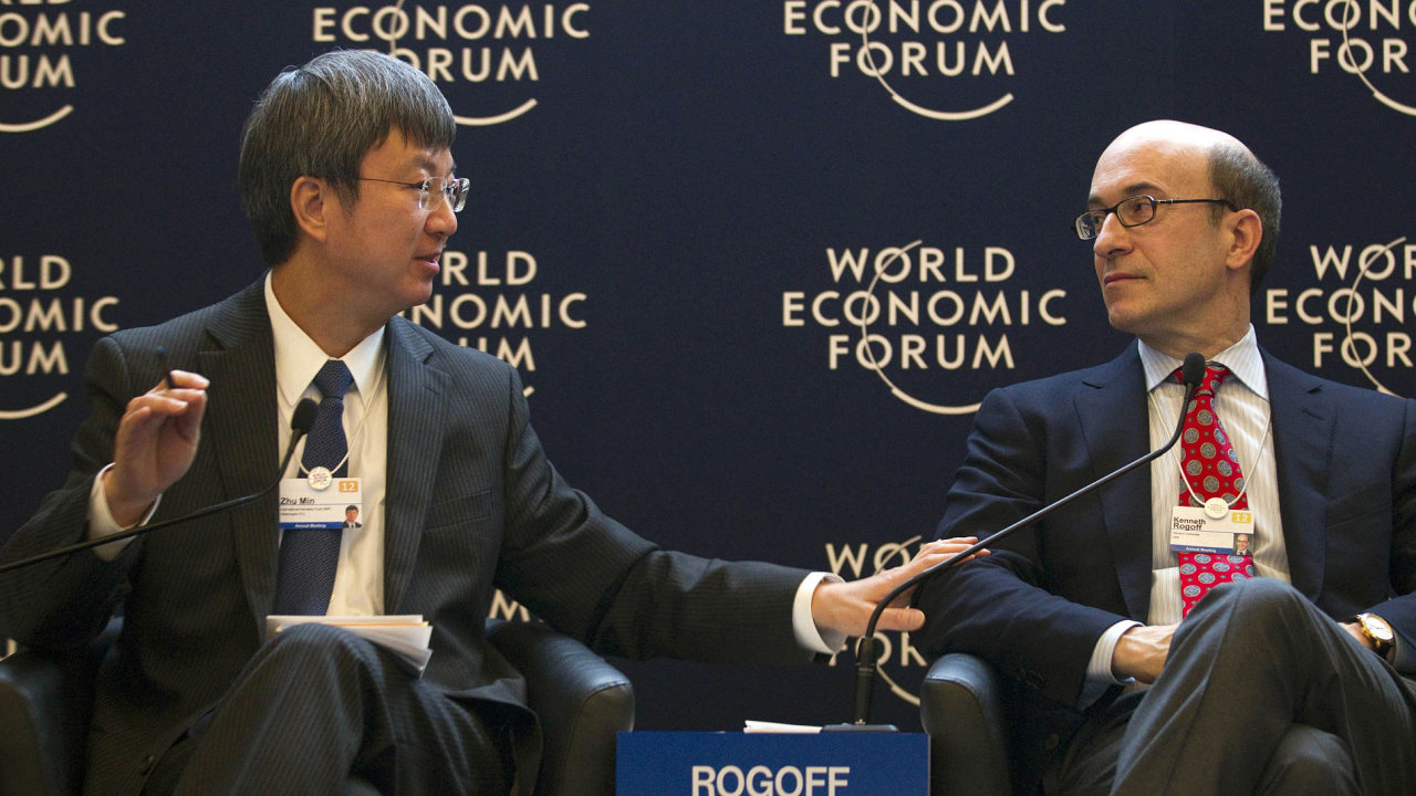 Jednm z host fra v Davosu je i ekonom Kenneth Rogoff.