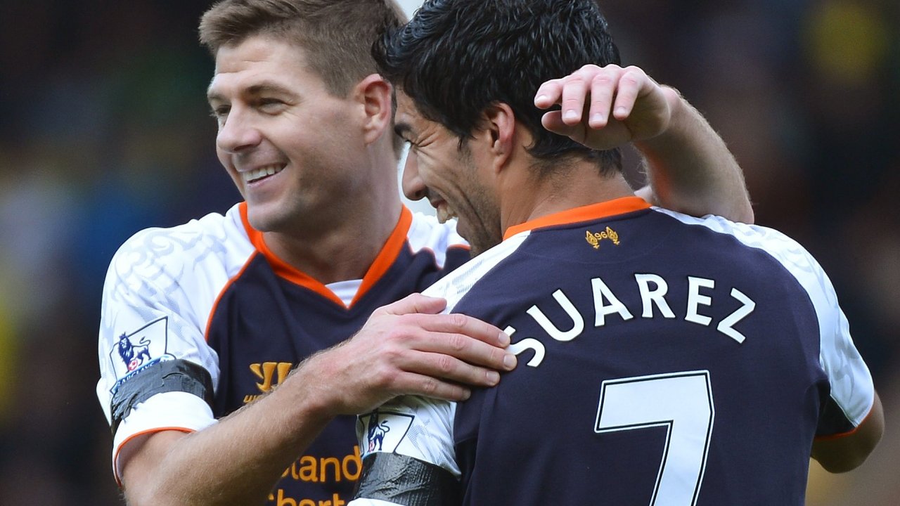 Steven Gerrard a Luis Surez se raduj z branky Liverpoolu.