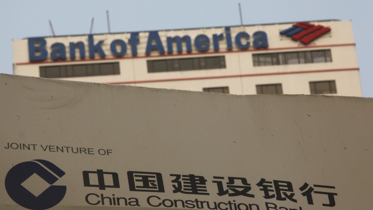Logo China Construction Bank ped budovou Bank of America v Hong Kongu.